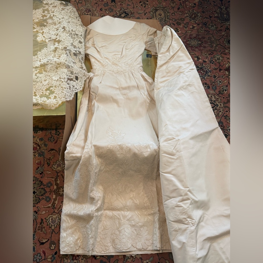 American Vintage Cream Bridal Sheath Dress with Lace Appliqué